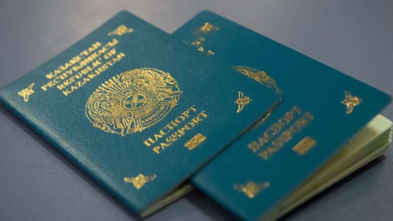 Казахстан выдворил троих россиян за двойное гражданство