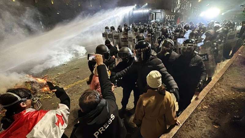 Протестующие вновь перекрыли проспект в центре Тбилиси