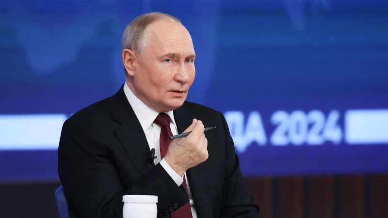 Путин перевел свои деньги в банк "Россия" после введения санкций