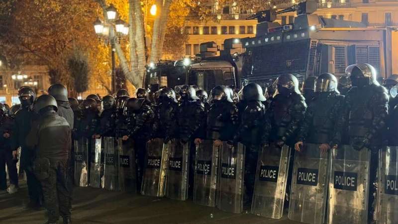 Участников митинга у станции метро "Руставели" в Тбилиси разогнали